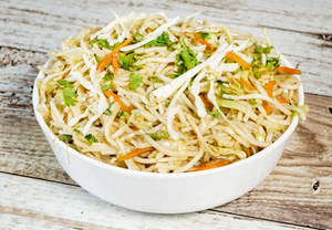Veg Hakka Noodles[ 650 ml serves 1-2]