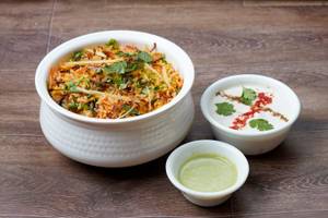 Veg Biryani With Raita