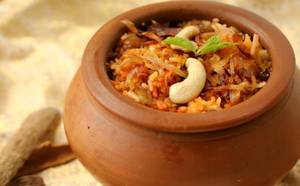 Veg Handi Dum Biryani With Gravy & Chutney + Salad