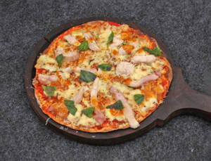 Peri peri Chicken Pizza serves with sauce