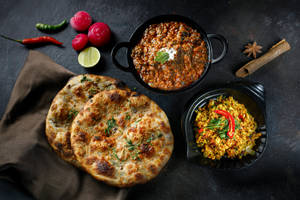 Amritsari Combo (Maa Kie Dal, Panner Bhujji,Amritsari Kulcha, Muckha Piyz, Nimbu, Mircha.)