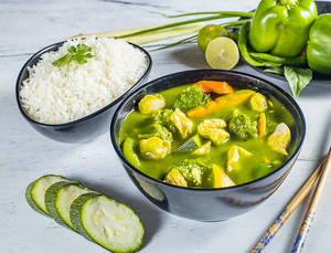 Thai Chicken Green Curry With Steam Rice