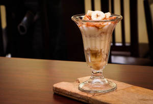 Freshly Sliced Bananas With Yoghurt, Muesli And Homemade Syrup (j)