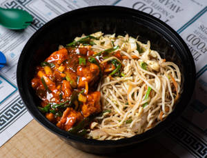 Egg Hakka Noodles With Schezwan Chicken (Wet)