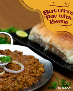 Buttered Pav With Chicken Kheema