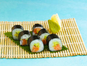 Salmon Avocado Hosomaki Sushi (6 Pcs)