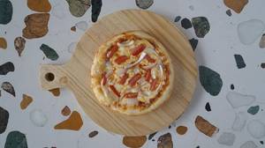 Cheesy Onion Tomato Pizza