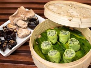 Broccoli & Asian greens in Spinach casing (6 Pieces)