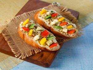 Garlic Bread With Topping