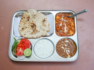 Combo Thali (paneer Makhani + Dal Makhani + Seasonable Vegetable + Raita + Salad +chapati 3pcs Rice)