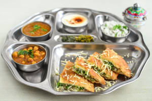 P8 Paneer Paratha Platter  4 Slices
