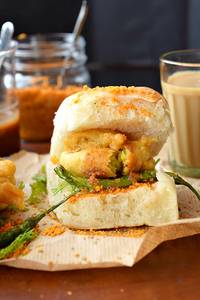 Vada Pav & Ginger Tea