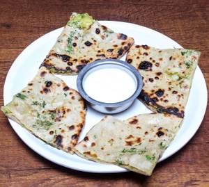 Aloo Paratha With Curd