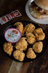 Chicken Nuggets + Garlic Dip (z)