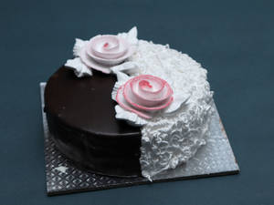 Chocolate Vanilla Cake (eggless)