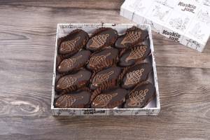 9 Pcs Chocolate Eggless Boat +  Travel Pastry Box Small