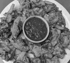 Aloo Pyaz Mix Pakora With Green Chutney And Sauce