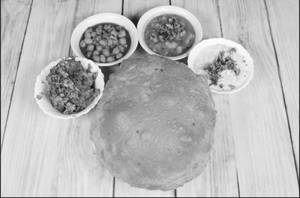 Chole Bhatoore (2 Pcs)