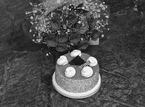 Red Velvet Cake[500G] + 10 Red Roses