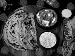 Paneer Lababdar{300ml}+ Boondi Raita{175ml}+ Choice Of Breads
