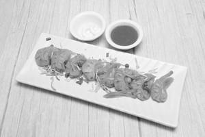 Veg Steamed Momos 8pcs       