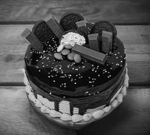 Chocolate Oreo Kitkat Cake