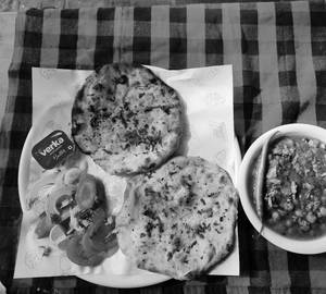 Amritsari Kulcha With Chole