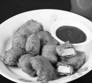 Paneer Pakoda  With Green Chatney And Sauce