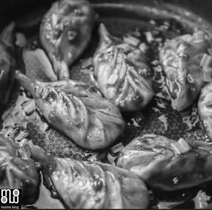 Paneer Butter Garlic Sauce Momos [5 pcs]