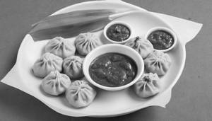 Chicken Steamed Momos [8 Pieces] With Special Schezwan Chutney