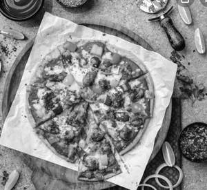 Tex Mex Veg Salsa Pizza [jalapeno,olives,bellpepper,onions,corn,spicy San Marzano Salsa Sauce]