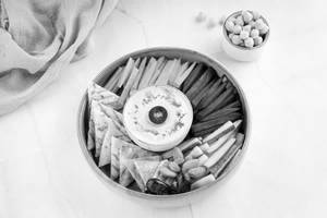 Hummus Dip With Pita Bread & Veg Sticks  [Protein -17g, Fiber-11.1g]