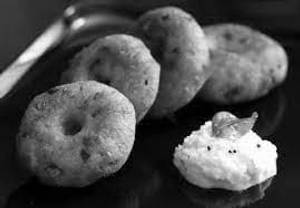 Medu Vada (4 Pcs)(served with Sambar and Coconut chutney)serves 2