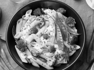 Veg White Sauce Macrona With Cheese & Vegetables