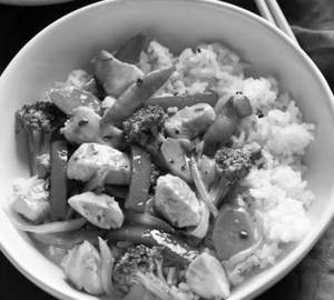Steamed Rice With Slice Chicken And Veggies