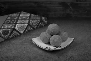 Desi Ghee Besan Laddu