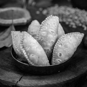 Dry Gujiya 500 Gm