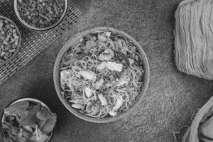 Chicken Hakkah Noodles [650 Ml]