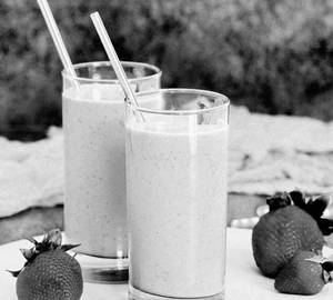 Strawberry Lassi (300 Ml)