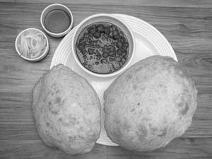 Bhatura Chana [2 Pieces]