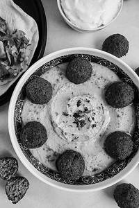 Hummus With Falafel