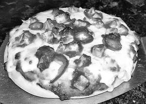 Single cheese spicy paneer pizza