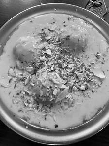 Gulab Jamun With Rabdi