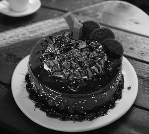 Chocolate Mania Kitkat Oreo Cake