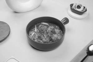 Hot Garlic Gravy (8 Pcs)