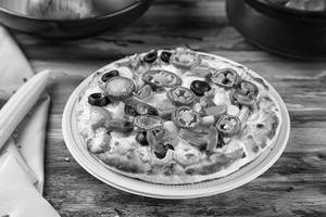 Single cheese veggie delight pizza
