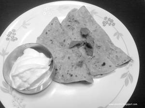 Gobi Tawa Paratha with Curd