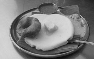 Thatte Idli [2 Pcs] + 1 Medu Vada