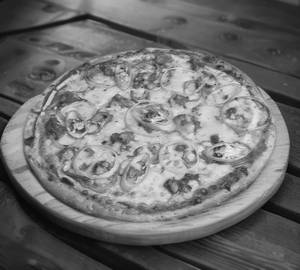 Chicken makhani pizza