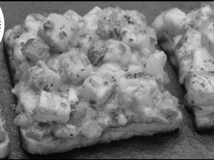 Schezwan Bread Pizza(paneer)